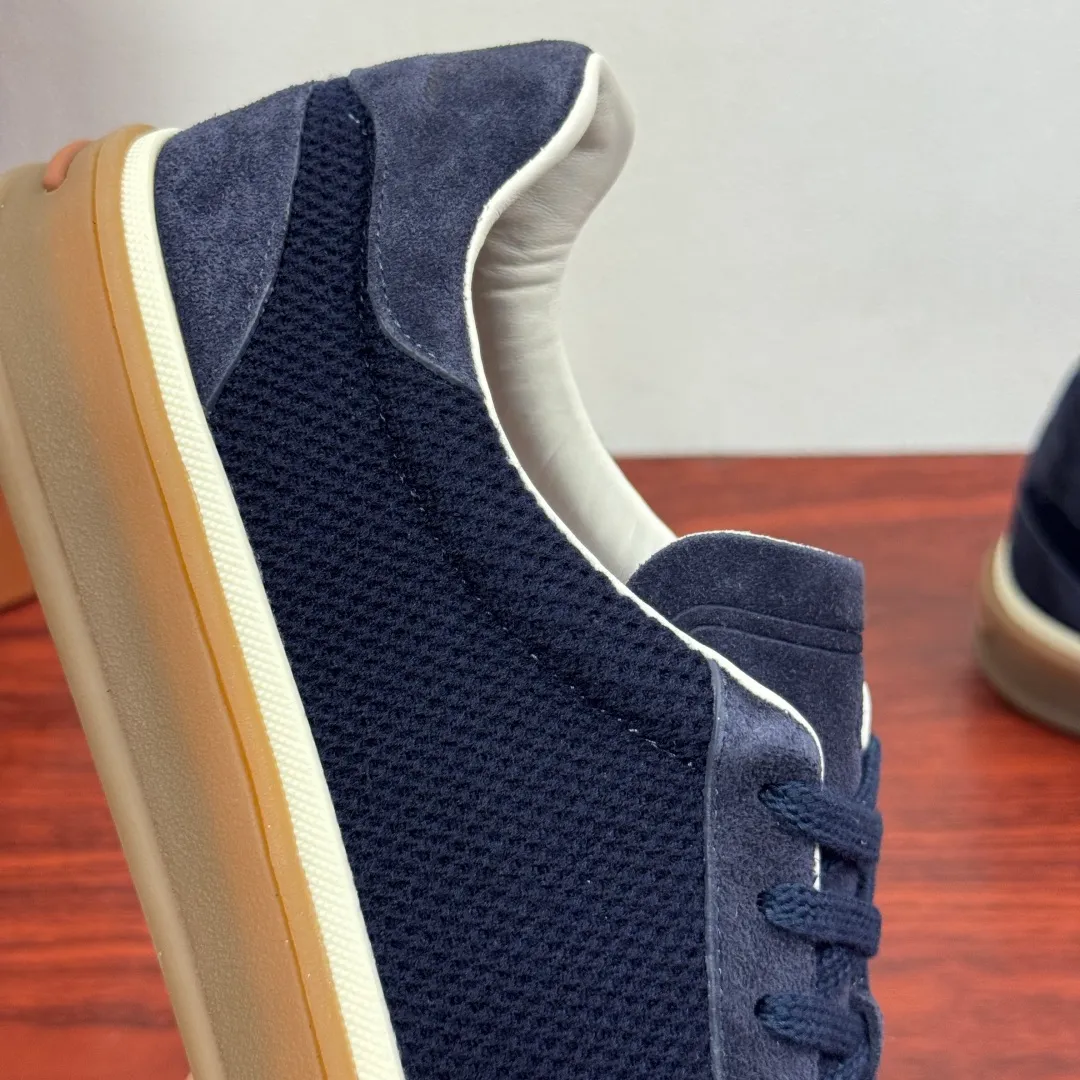 Batch 740 Loro Piana Tennis Walk men's moral training sneakers! These new textured leather tennis shoes feature an ultra-low-top design for year-round wear and are water-resistant. The wrapped sole creates an effortlessly attractive color combination that harmoniously blends functionality with understated style. The ideal footwear option for urban dressing. The heel is decorated with a soft calfskin tongue with Kummel color inserts and an embossed LP logo. Cotton shoelaces. Material: Upper: Gray woven stitching with cowhide accents! Sole: Rubber lining: Cow leather original rubber sole, excellent foot comfort, complete package! Size: 39-40-41-42-43-44 leather shoe size (38.4546 can be customized) Item number: FAM1316 blue
